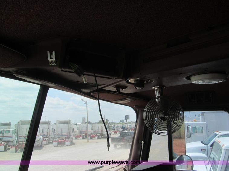 image for item F3007 1993 International 9700 semi truck