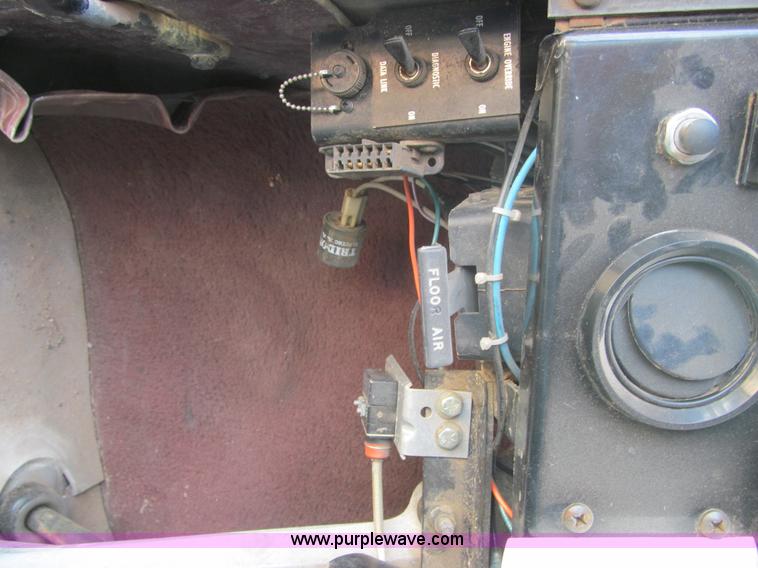 image for item F3007 1993 International 9700 semi truck