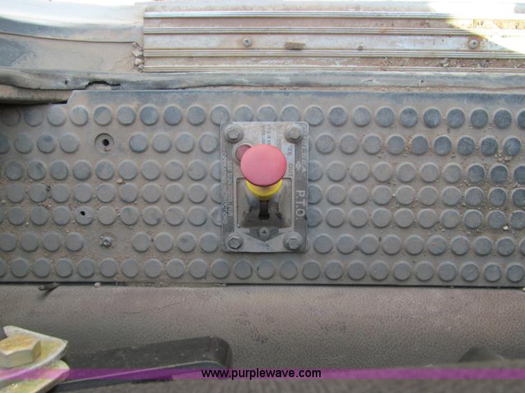 image for item F3007 1993 International 9700 semi truck