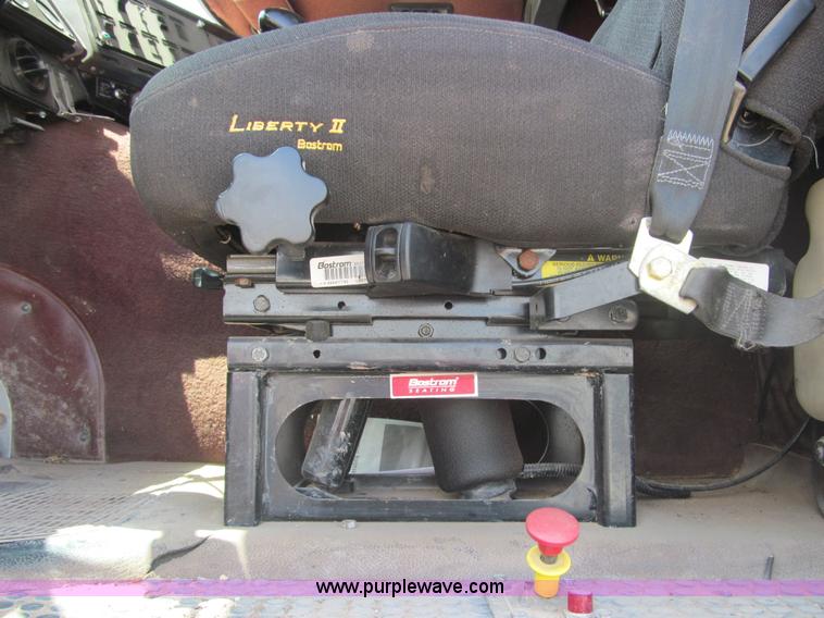 image for item F3007 1993 International 9700 semi truck