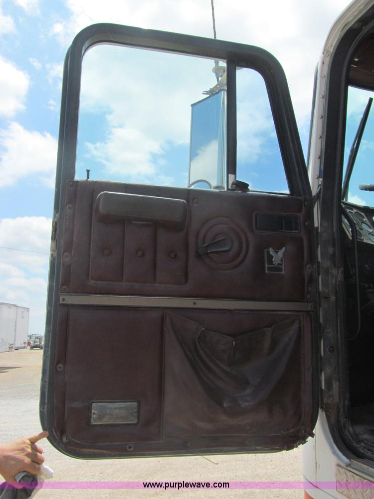 image for item F3007 1993 International 9700 semi truck