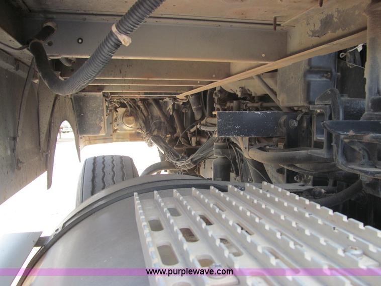 image for item F3007 1993 International 9700 semi truck