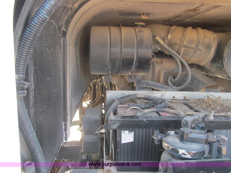 image for item F3007 1993 International 9700 semi truck