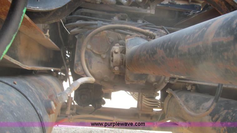 image for item F3007 1993 International 9700 semi truck