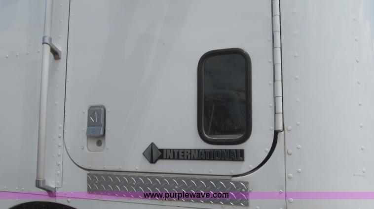 image for item F3007 1993 International 9700 semi truck