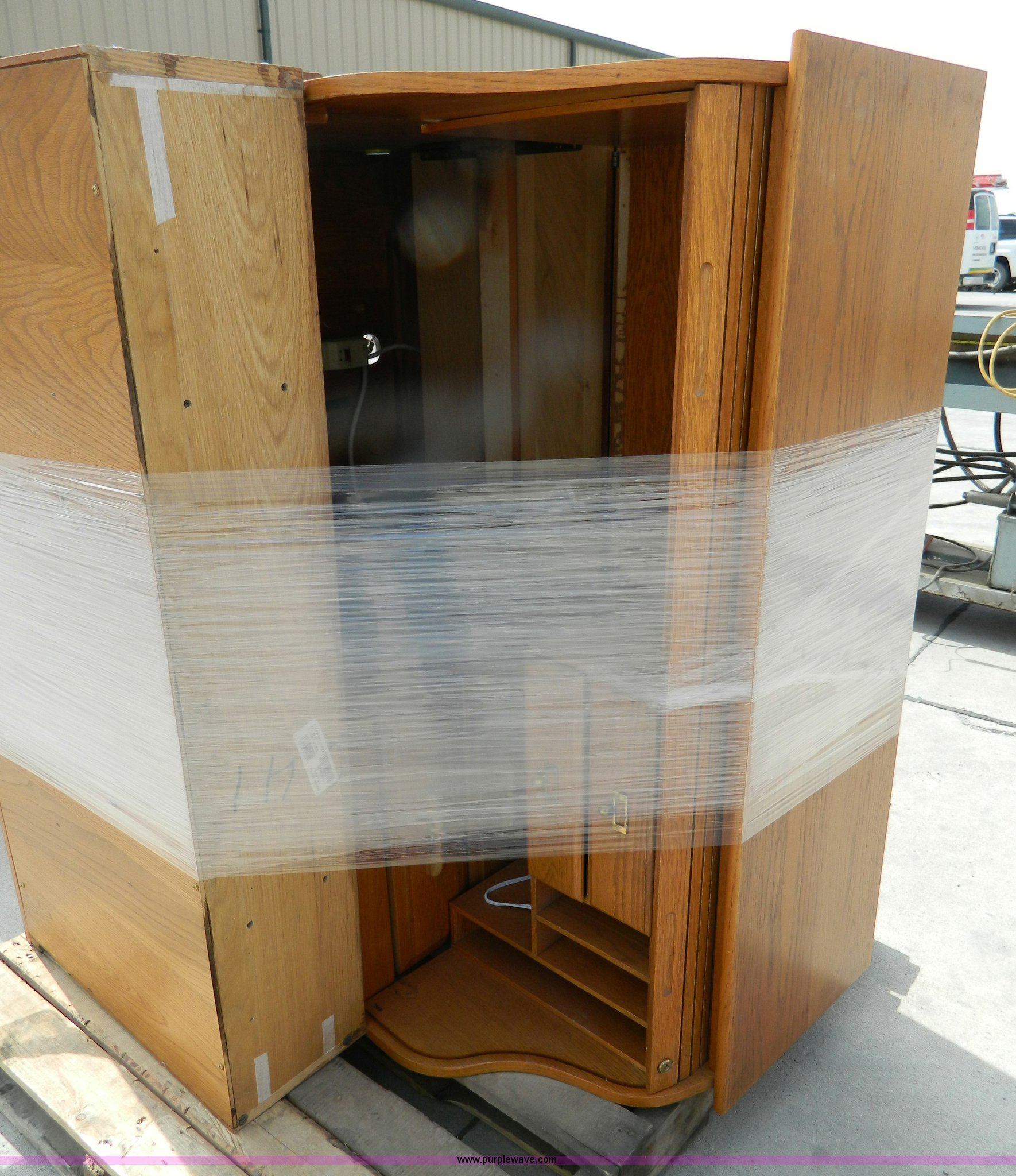 Assorted office furniture in Hays, KS Item M9822 sold Purple Wave