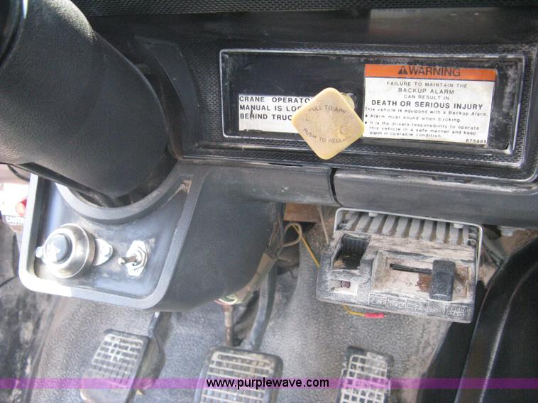 image for item A6428 1990 Ford F800 flatbed crane truck