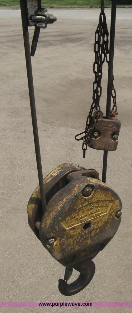 image for item A6428 1990 Ford F800 flatbed crane truck