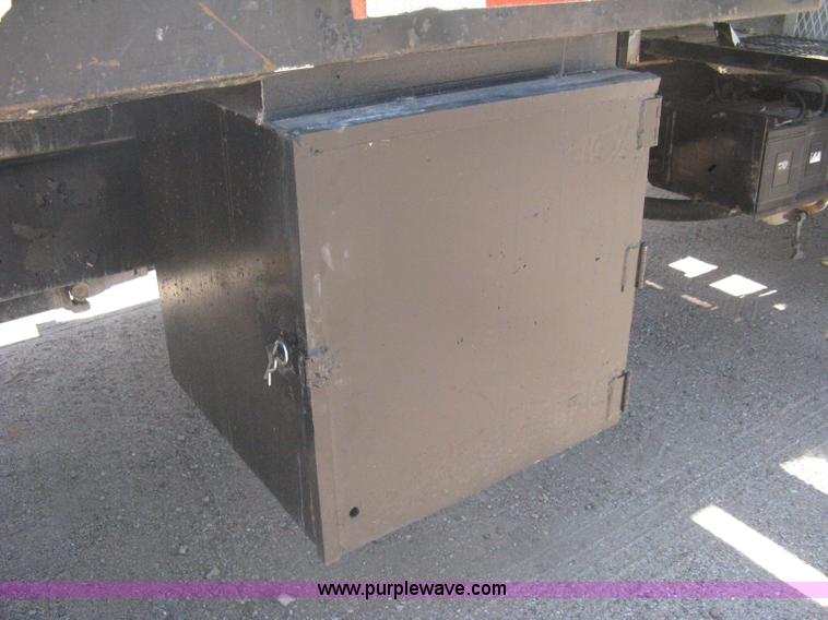 image for item A6428 1990 Ford F800 flatbed crane truck