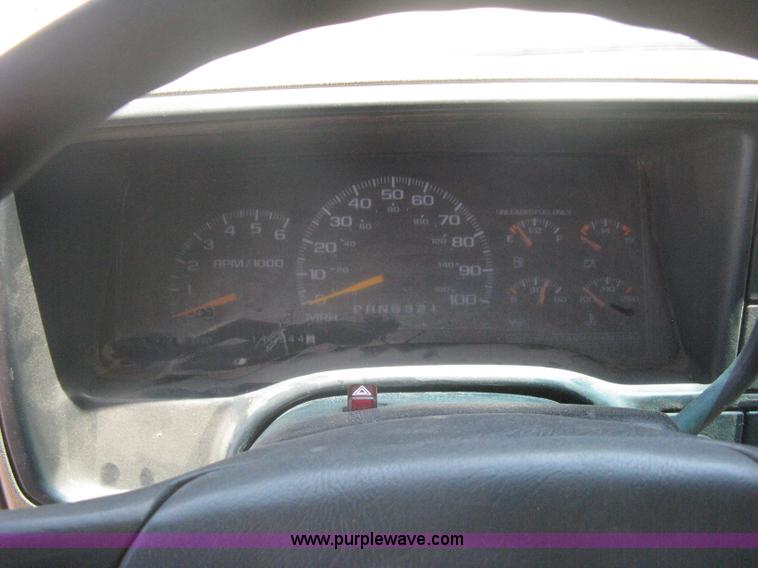 image for item A6431 1999 Chevrolet 3500 HD dump truck