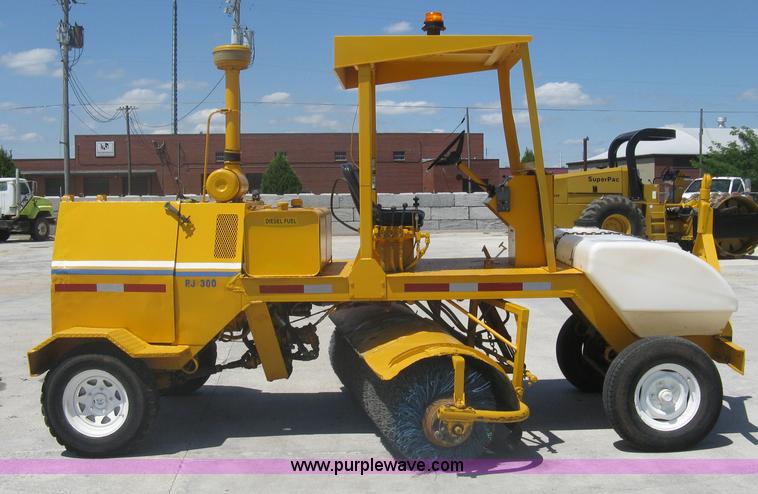 image for item A6435 Broce RJ300 broom