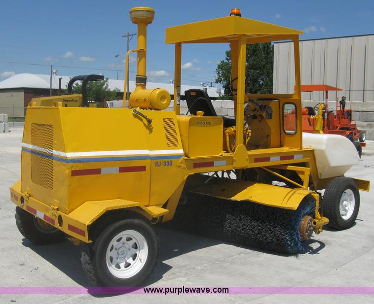 image for item A6435 Broce RJ300 broom