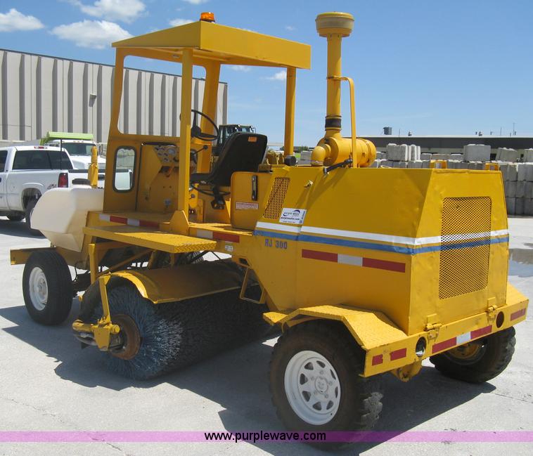 image for item A6435 Broce RJ300 broom