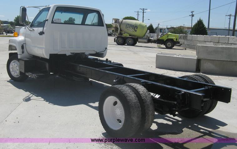 image for item A6439 1991 GMC Topkick two ton truck cab and chassis