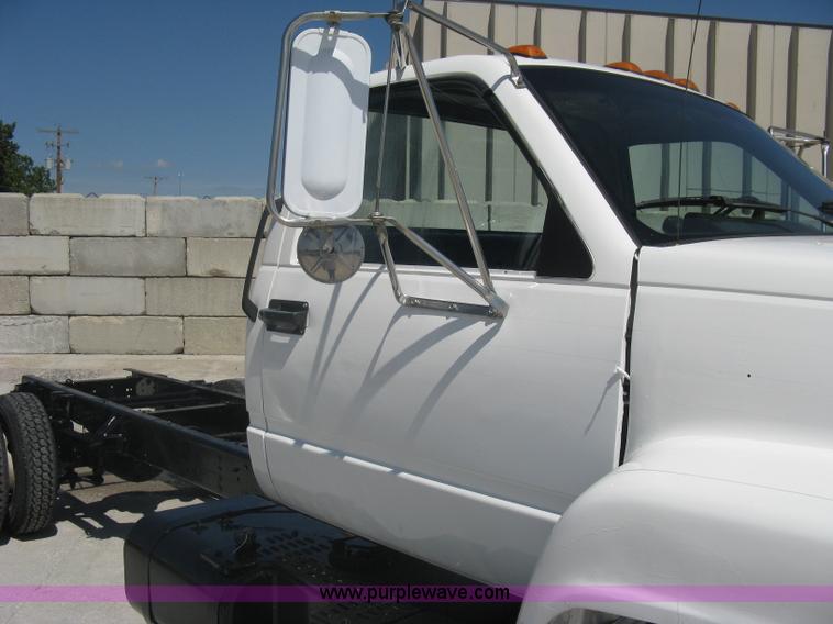 image for item A6439 1991 GMC Topkick two ton truck cab and chassis