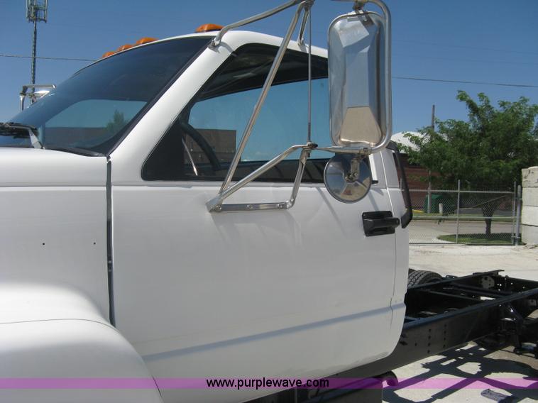 image for item A6439 1991 GMC Topkick two ton truck cab and chassis