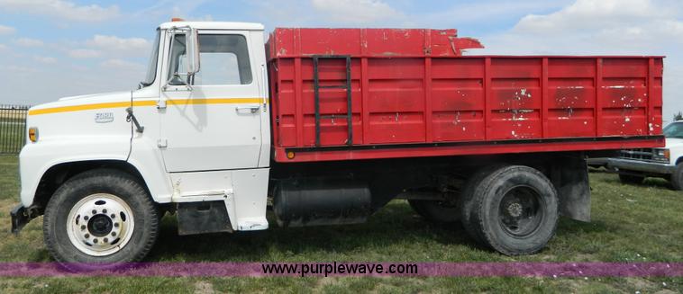 image for item B3759 1974 Ford F700 dump truck