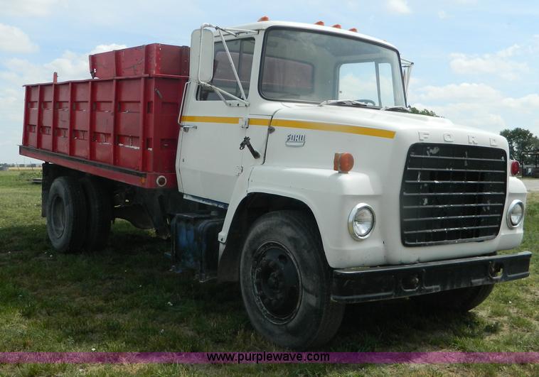 image for item B3759 1974 Ford F700 dump truck