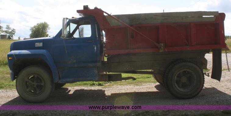 image for item B6705 1980 Ford F700 dump truck