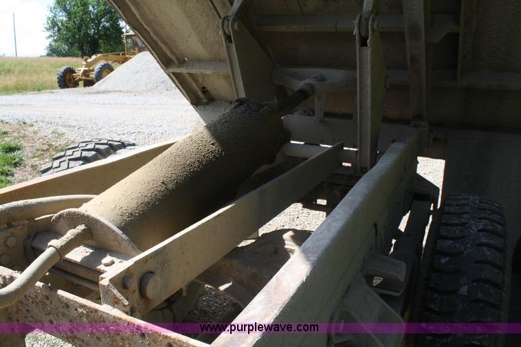 image for item B6705 1980 Ford F700 dump truck