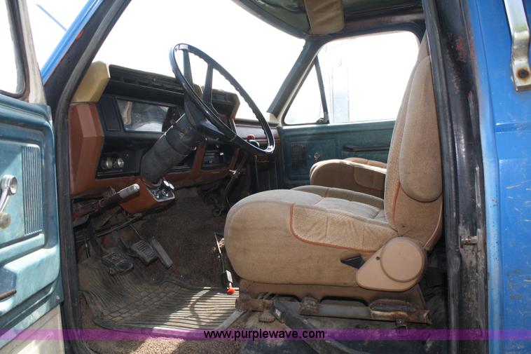 image for item B6705 1980 Ford F700 dump truck