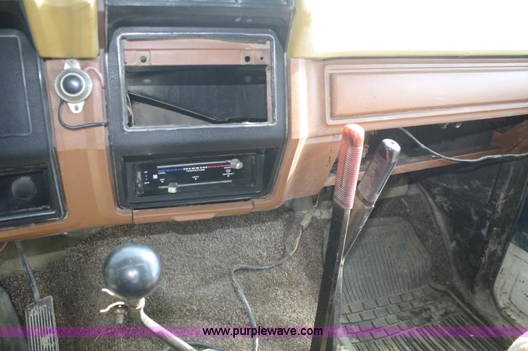 image for item B6705 1980 Ford F700 dump truck