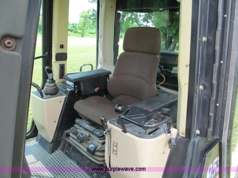 image for item C2232 2003 Caterpillar 953C track loader