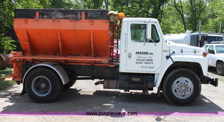 image for item D7835 1981 International S1754 spreader truck