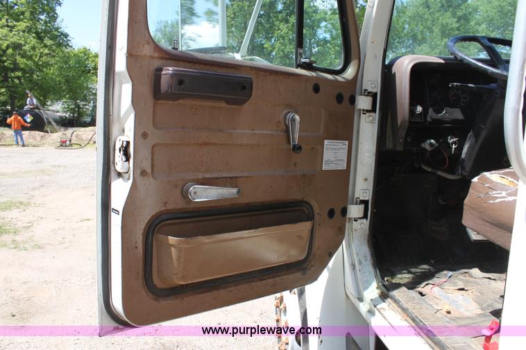 image for item D7835 1981 International S1754 spreader truck