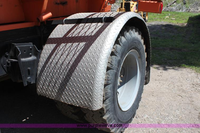 image for item D7835 1981 International S1754 spreader truck