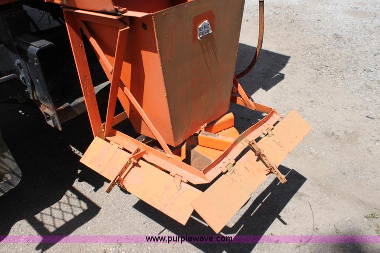 image for item D7835 1981 International S1754 spreader truck