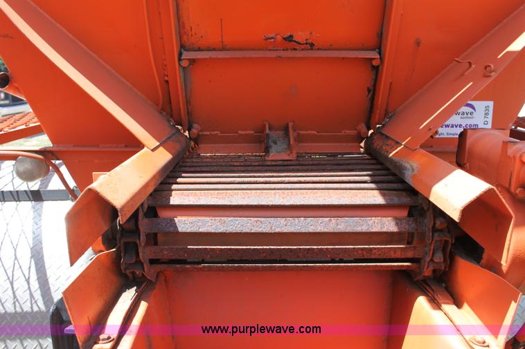 image for item D7835 1981 International S1754 spreader truck