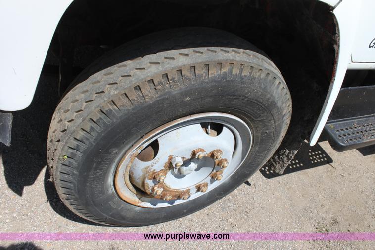 image for item D7835 1981 International S1754 spreader truck