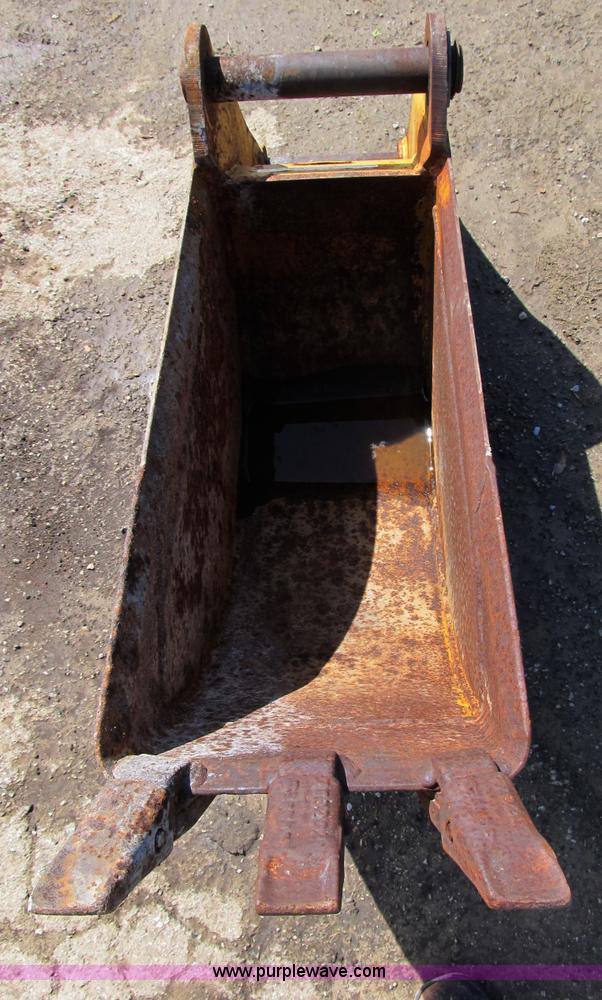 image for item D9446 Caterpillar 12" backhoe bucket