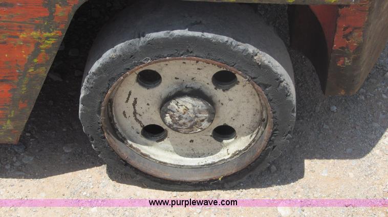 image for item F3001 1997 Nissan Enduro 40 forklift