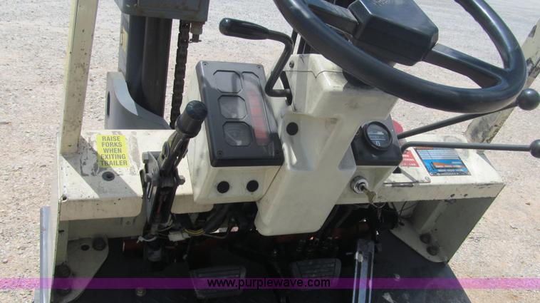 image for item F3003 1997 Nissan Enduro 40 forklift