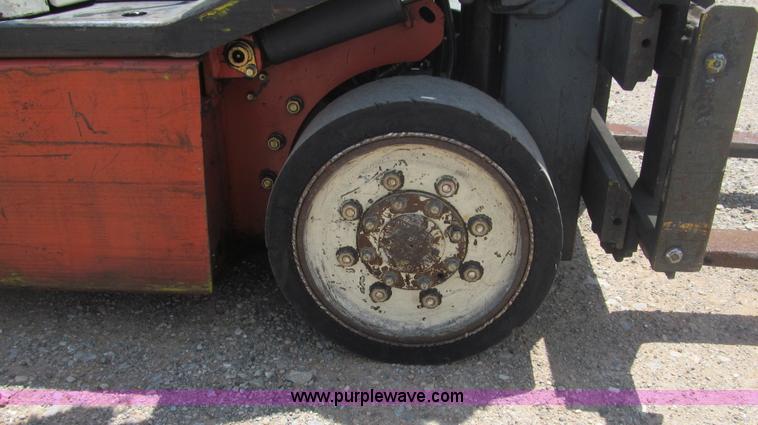 image for item F3003 1997 Nissan Enduro 40 forklift