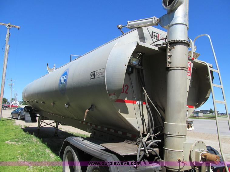 image for item A8329 2003 CEI Pacer AT35ML tandem axle trailer