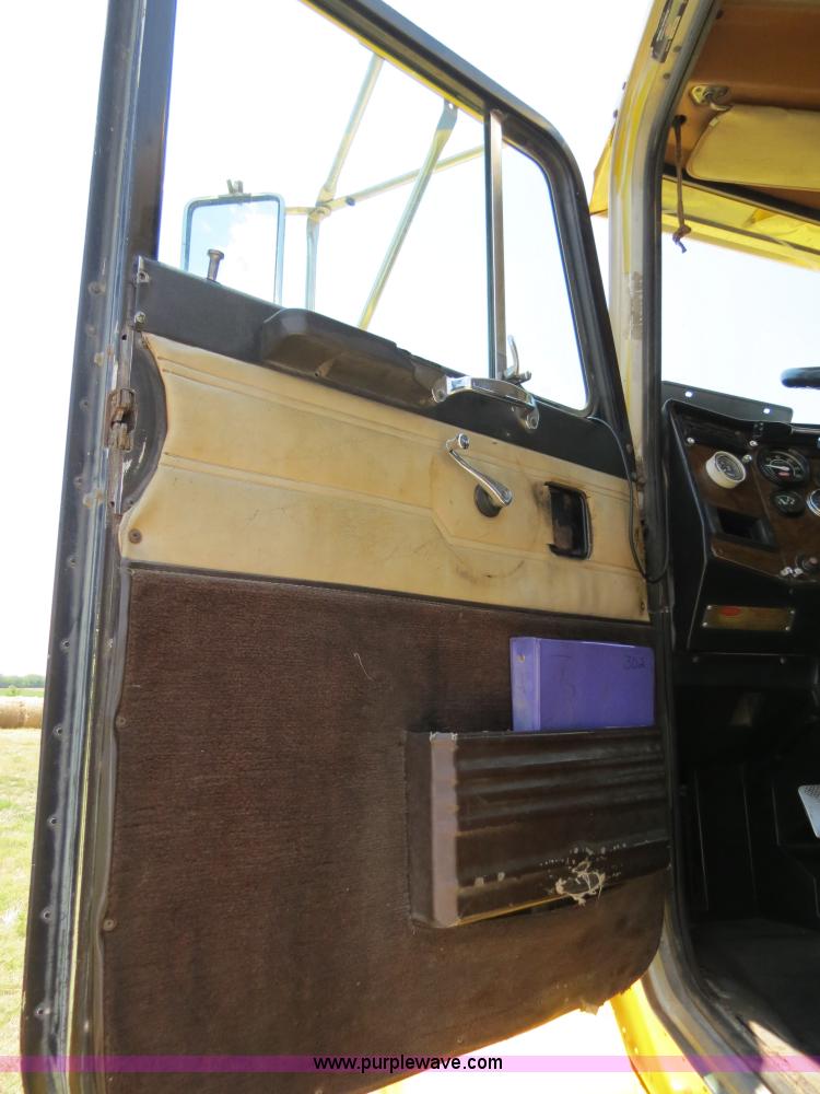 image for item B2414 1989 Peterbilt 377 semi truck