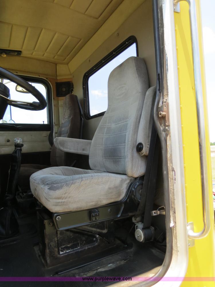 image for item B2414 1989 Peterbilt 377 semi truck