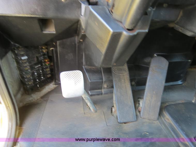 image for item B2414 1989 Peterbilt 377 semi truck