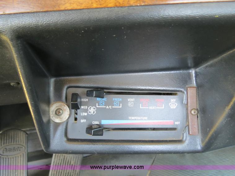 image for item B2414 1989 Peterbilt 377 semi truck