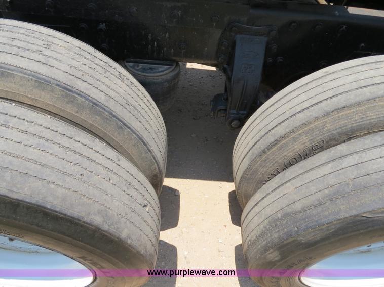 image for item B2414 1989 Peterbilt 377 semi truck