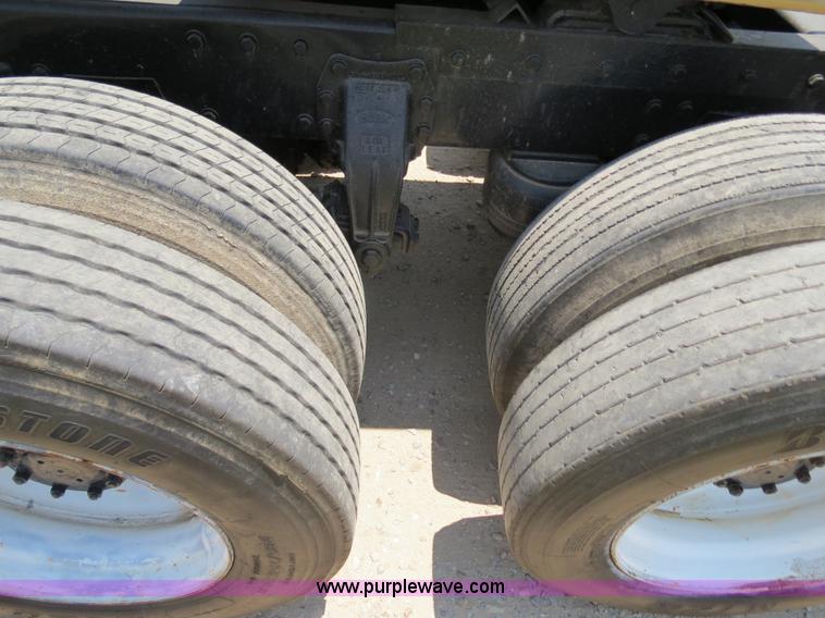 image for item B2414 1989 Peterbilt 377 semi truck