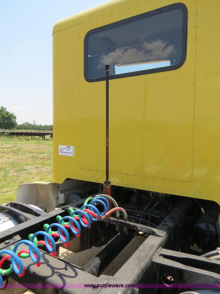 image for item B2414 1989 Peterbilt 377 semi truck