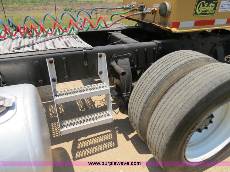 image for item B2414 1989 Peterbilt 377 semi truck