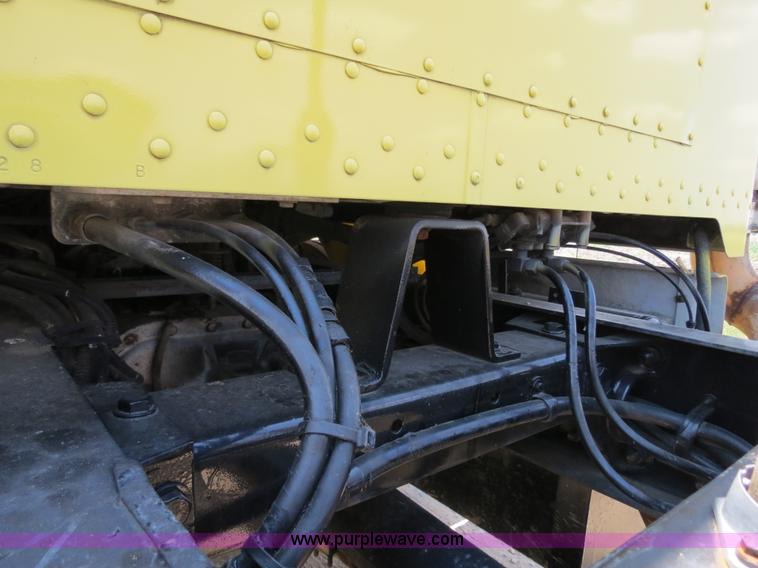 image for item B2414 1989 Peterbilt 377 semi truck