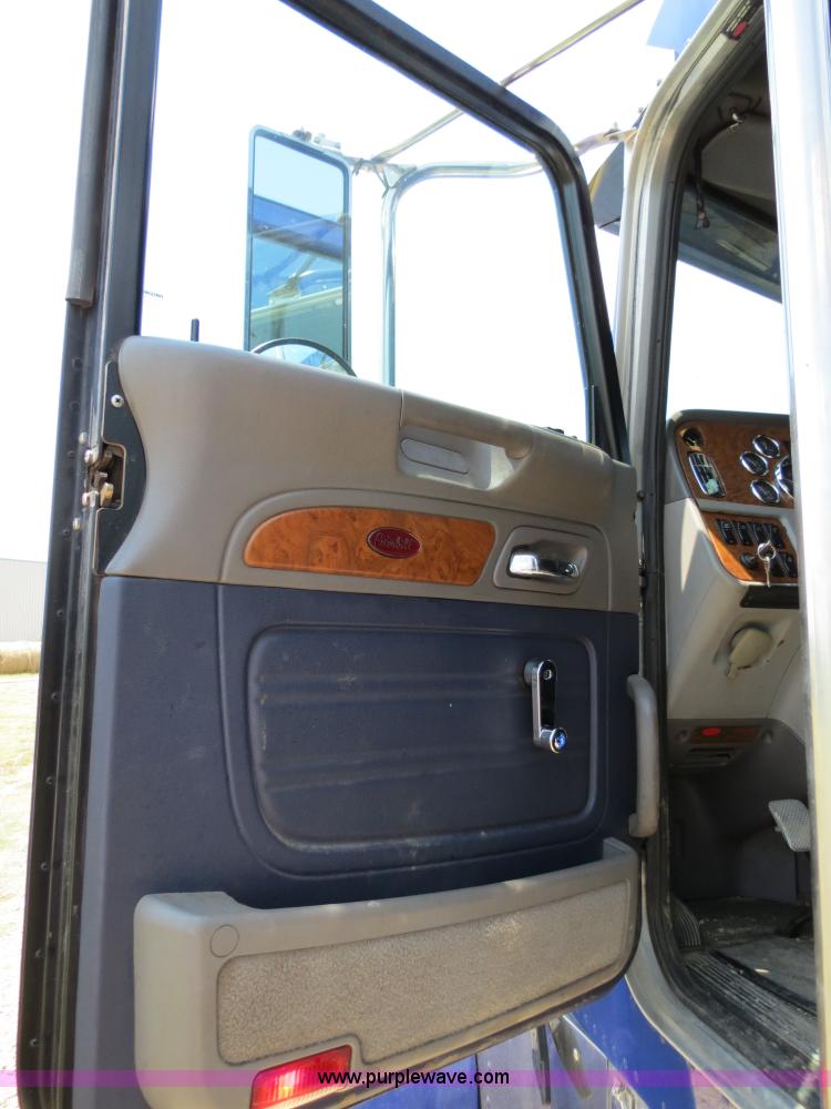 image for item B2416 2006 Peterbilt 379 semi truck