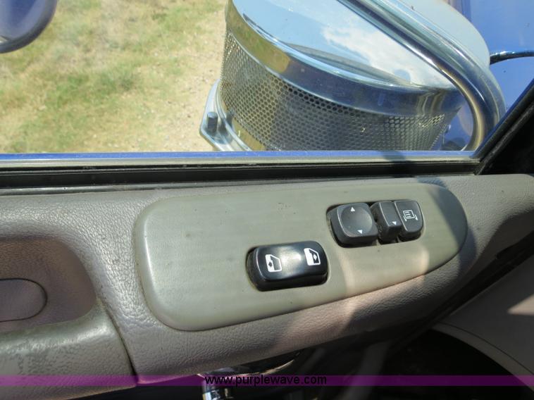 image for item B2416 2006 Peterbilt 379 semi truck