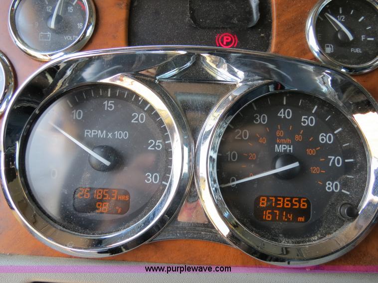 image for item B2416 2006 Peterbilt 379 semi truck